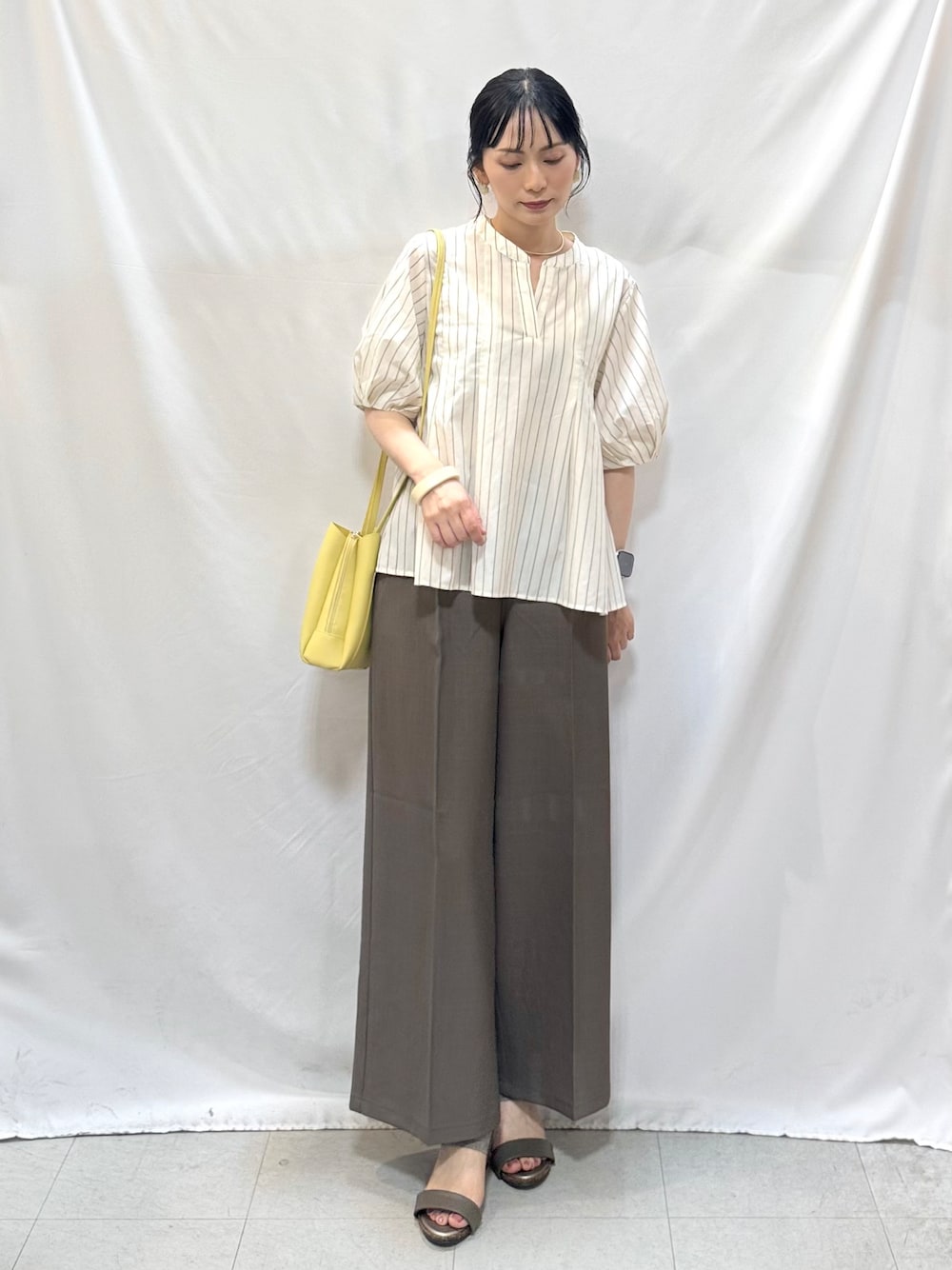 ベージュ系のシャツ/ブラウス、ブラウン系のその他パンツ、ブラウン系のサンダルを着用したレディースの夏コーディネートの3枚目の写真