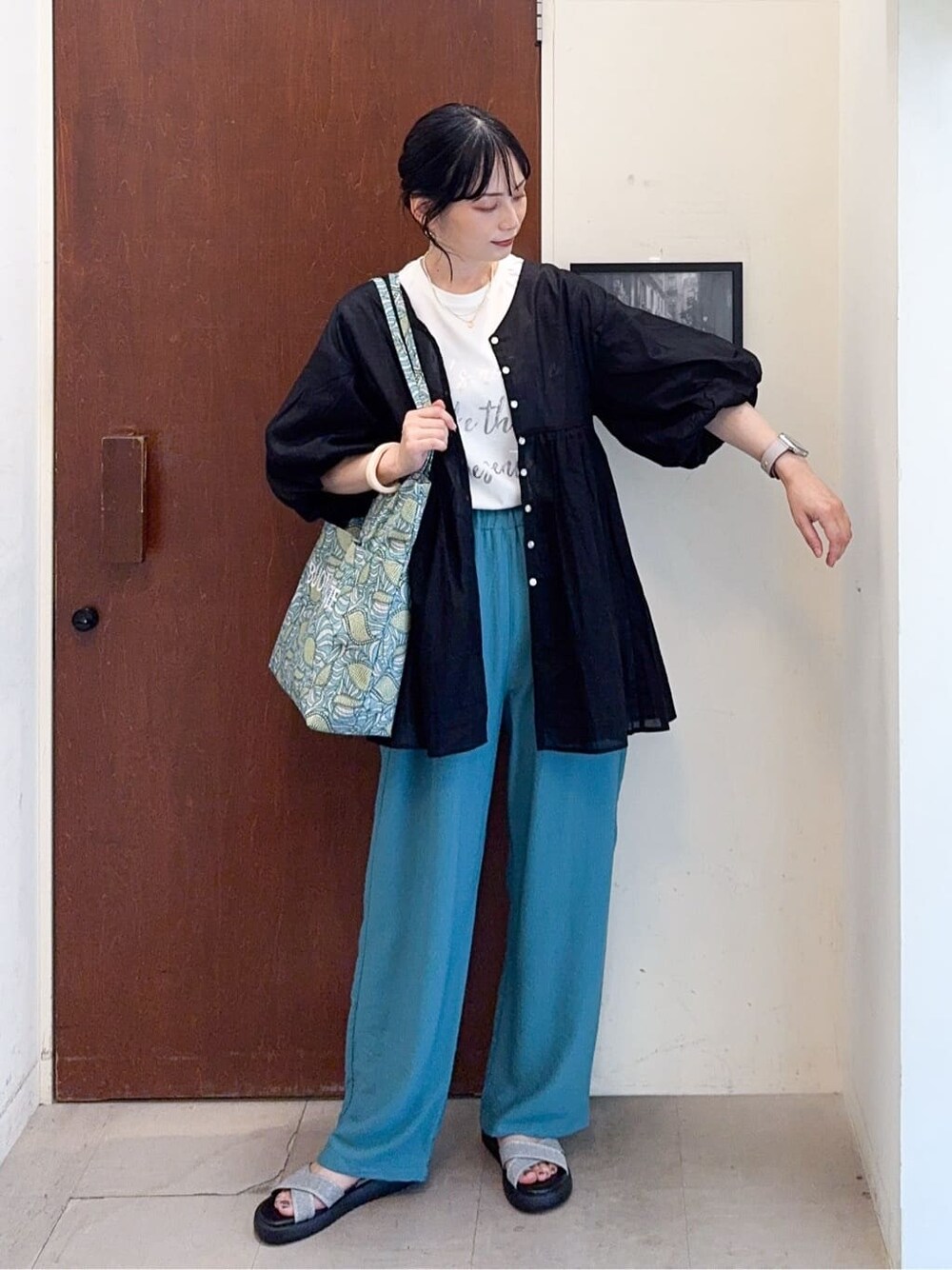 ブラック系のシャツ/ブラウス、ホワイト系のTシャツ/カットソー、グリーン系のその他パンツを着用したレディースの夏コーディネートの2枚目の写真