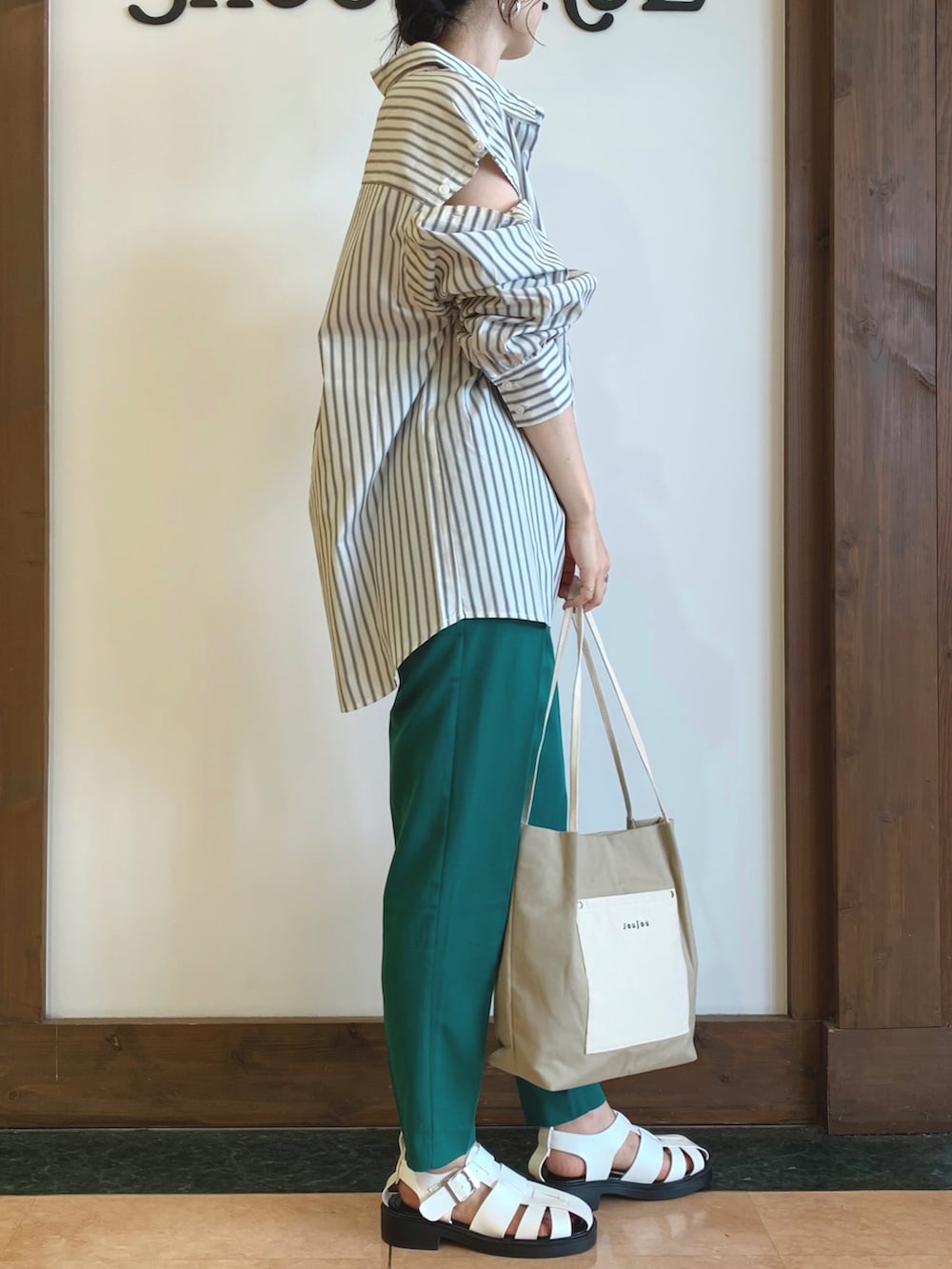 グレー系のシャツ/ブラウス、グリーン系のその他パンツ、グレー系のトートバッグを着用したレディースの秋コーディネートの2枚目の写真