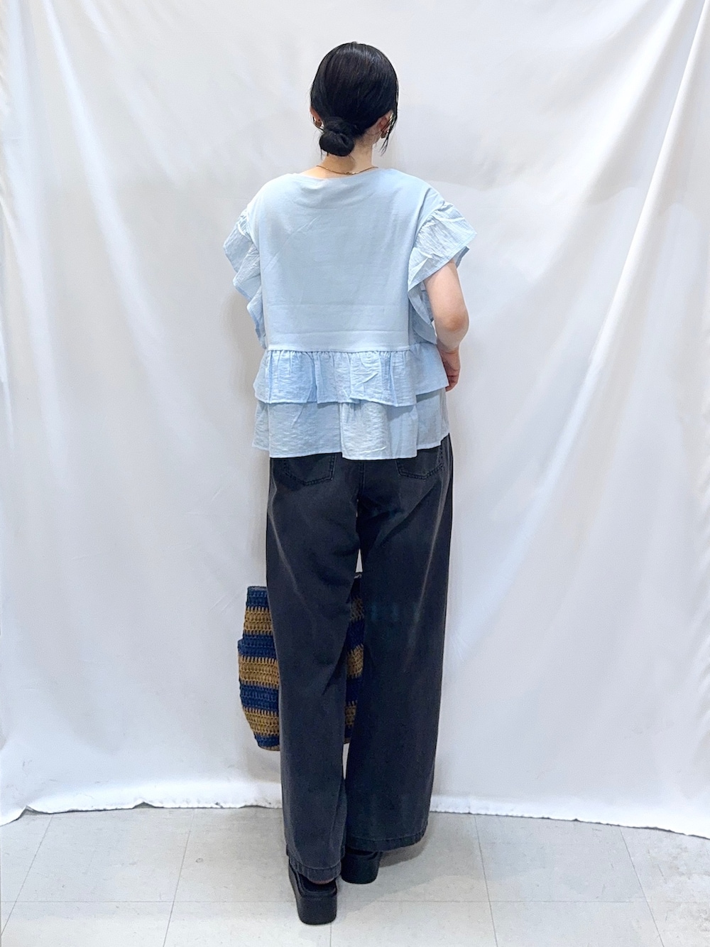 ブルー系のTシャツ/カットソー、ブラック系のその他パンツ、ブラック系のサンダルを着用したレディースの夏コーディネートの3枚目の写真