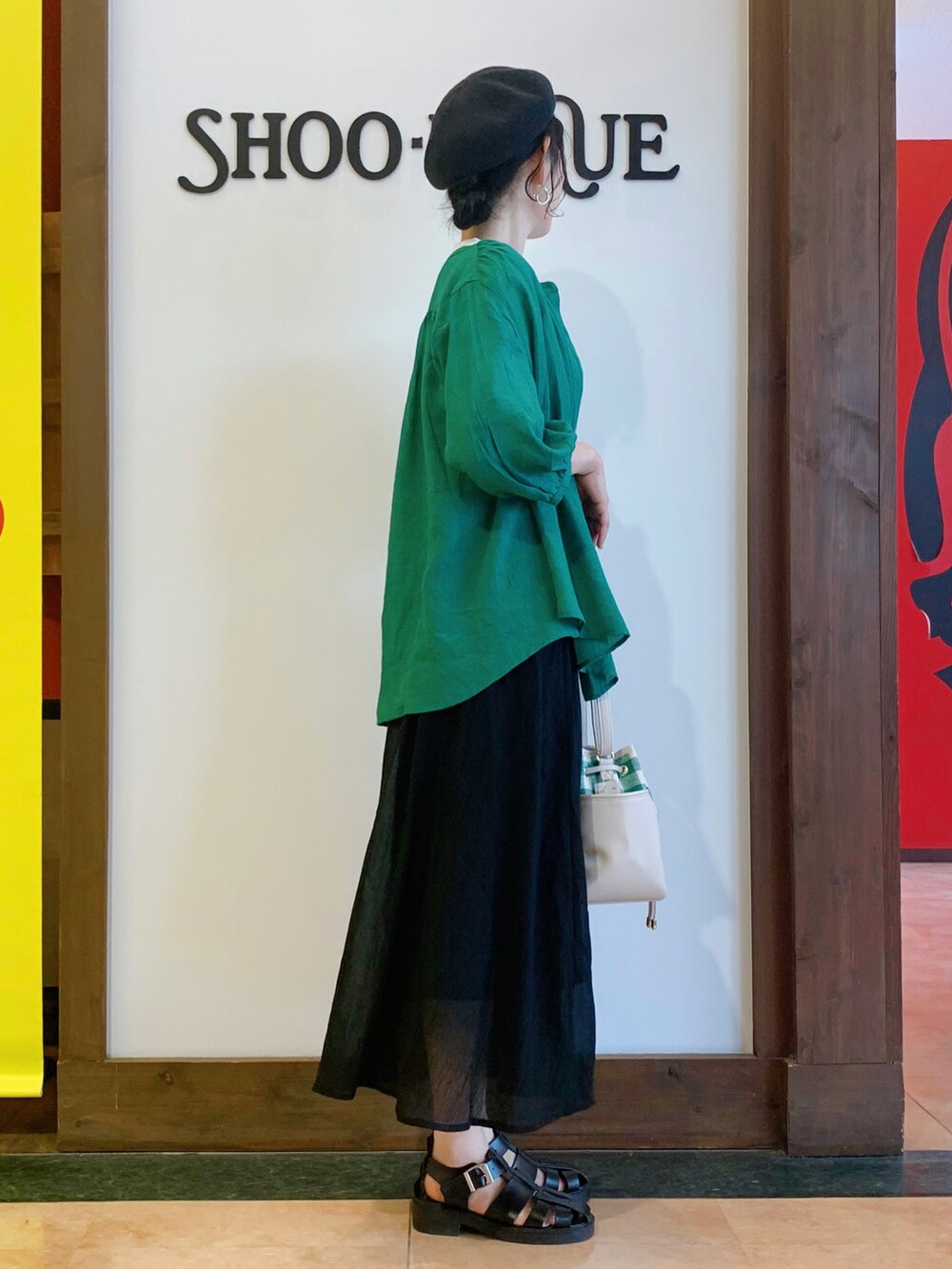 ホワイト系のTシャツ/カットソー、グリーン系のシャツ/ブラウス、ブラック系のスカートを着用したレディースの夏コーディネートの2枚目の写真