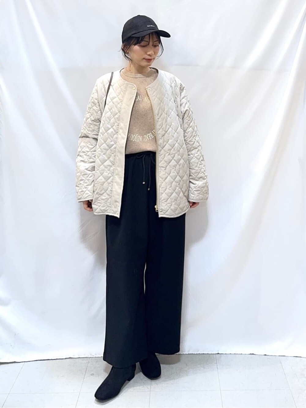 ベージュ系のノーカラージャケット、ベージュ系のニット/セーター、ブラック系のその他パンツを着用したレディースの冬コーディネートの2枚目の写真