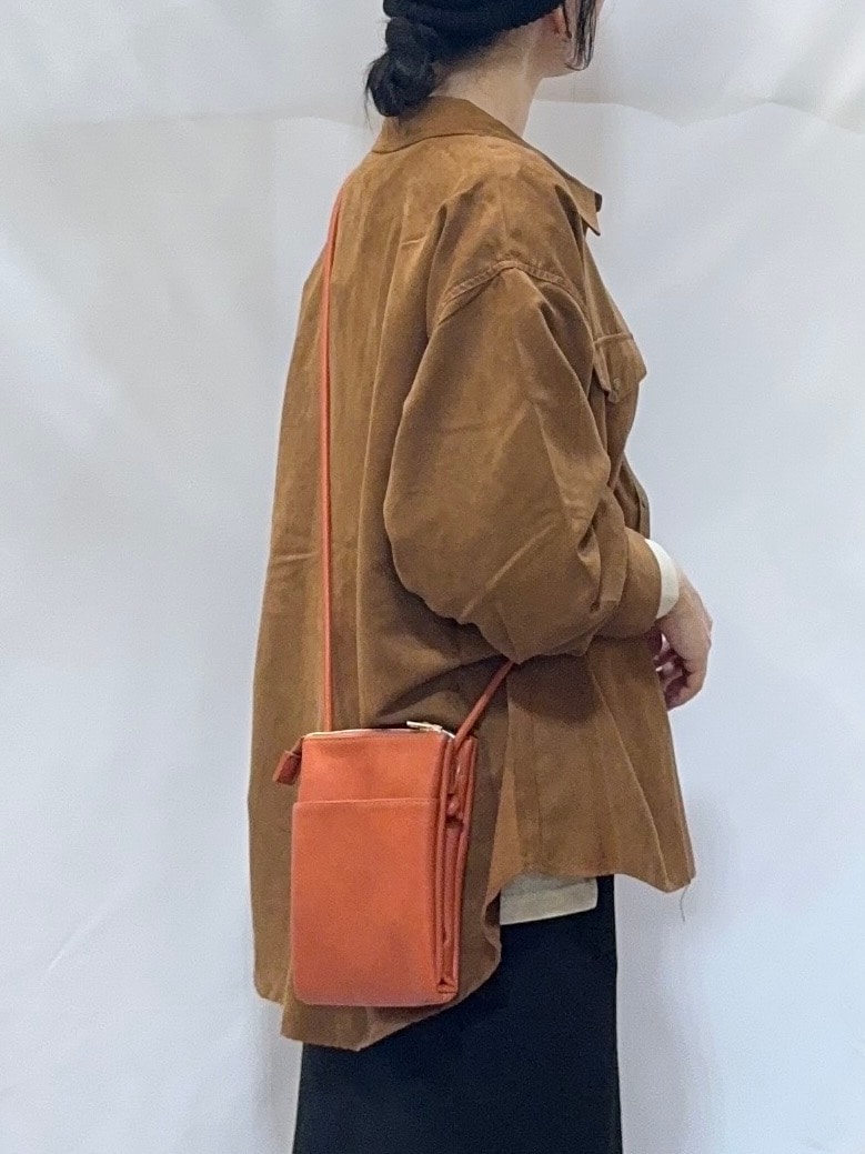 イエロー系のシャツ/ブラウス、ベージュ系のTシャツ/カットソー、ブラック系のスカートを着用したレディースの秋コーディネートの6枚目の写真