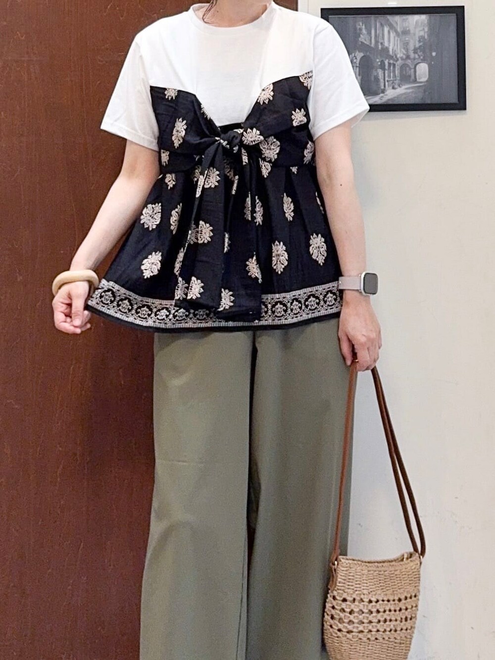 ブラック系のTシャツ/カットソー、グリーン系のその他パンツ、イエロー系のサンダルを着用したレディースの夏コーディネートの4枚目の写真