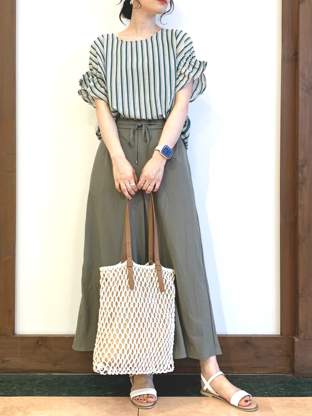 グリーン系のシャツ/ブラウス、グリーン系のその他パンツ、ホワイト系のサンダルを着用したレディースの夏コーディネートの2枚目の写真