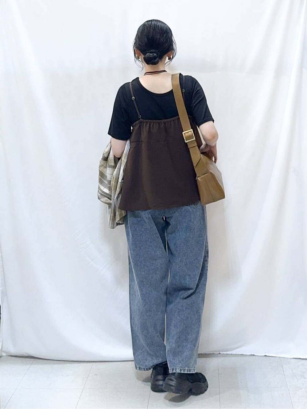 ベージュ系のシャツ/ブラウス、ブラウン系のタンクトップ、ブラック系のTシャツ/カットソーを着用したレディースの秋コーディネートの7枚目の写真
