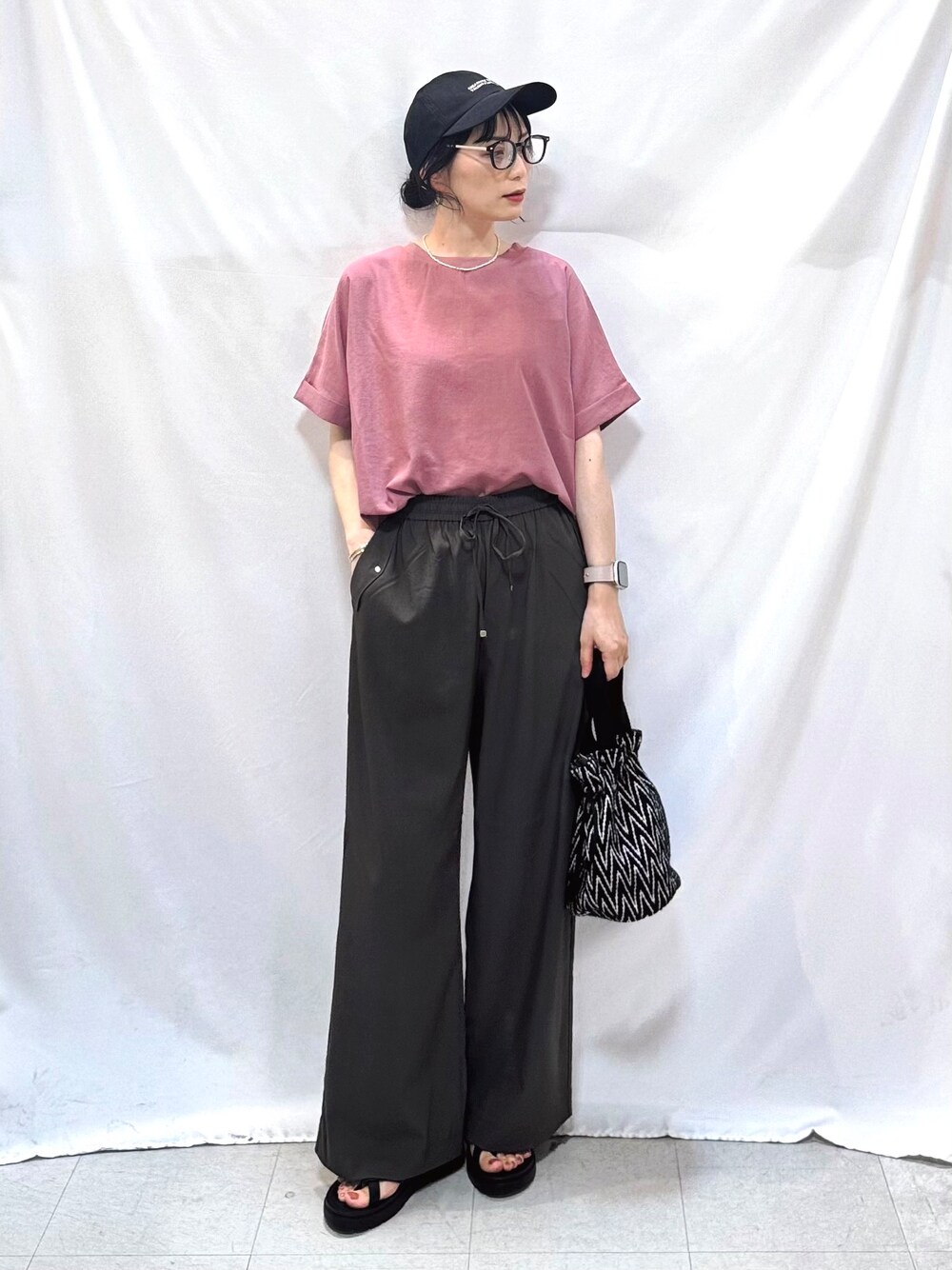 ピンク系のシャツ/ブラウス、ブラウン系のその他パンツ、ブラック系のサンダルを着用したレディースの夏コーディネートの2枚目の写真