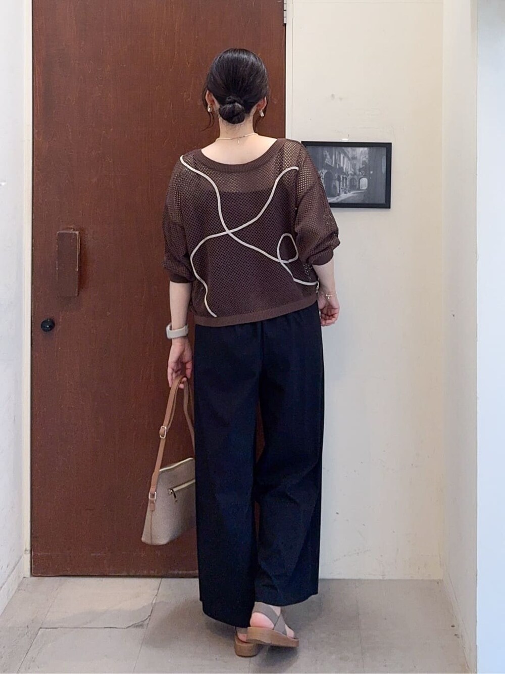 ブラウン系のカーディガン/ボレロ、ブラック系のその他パンツ、ベージュ系のサンダルを着用したレディースの夏コーディネートの4枚目の写真