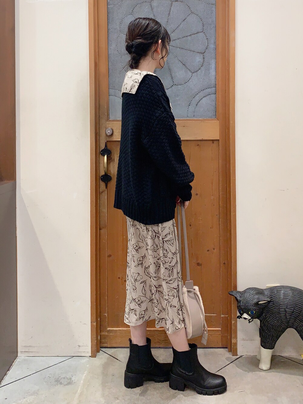 ベージュ系のワンピース、ブラック系のカーディガン/ボレロ、ベージュ系のショルダーバッグを着用したレディースの冬コーディネートの2枚目の写真