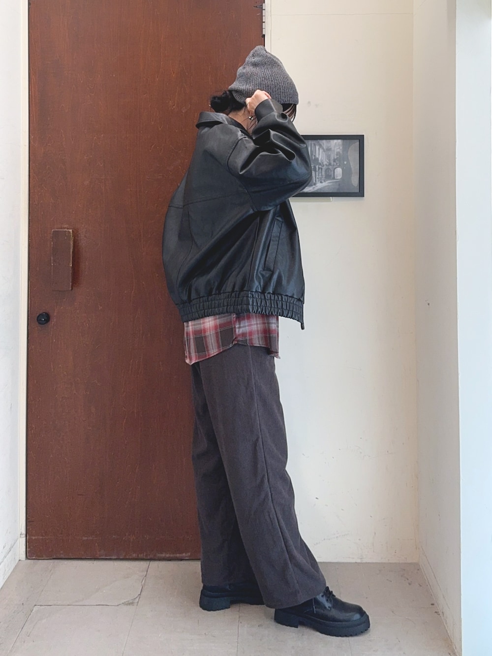 ブラック系のブルゾン、レッド系のシャツ/ブラウス、グレー系のその他パンツを着用したレディースの秋コーディネートの3枚目の写真