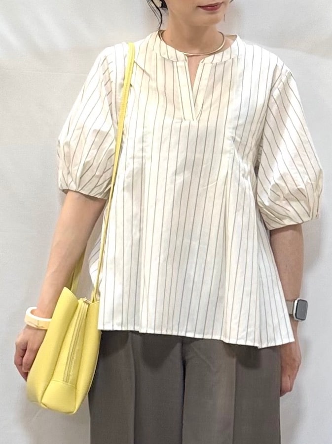 ベージュ系のシャツ/ブラウス、ブラウン系のその他パンツ、ブラウン系のサンダルを着用したレディースの夏コーディネートの7枚目の写真