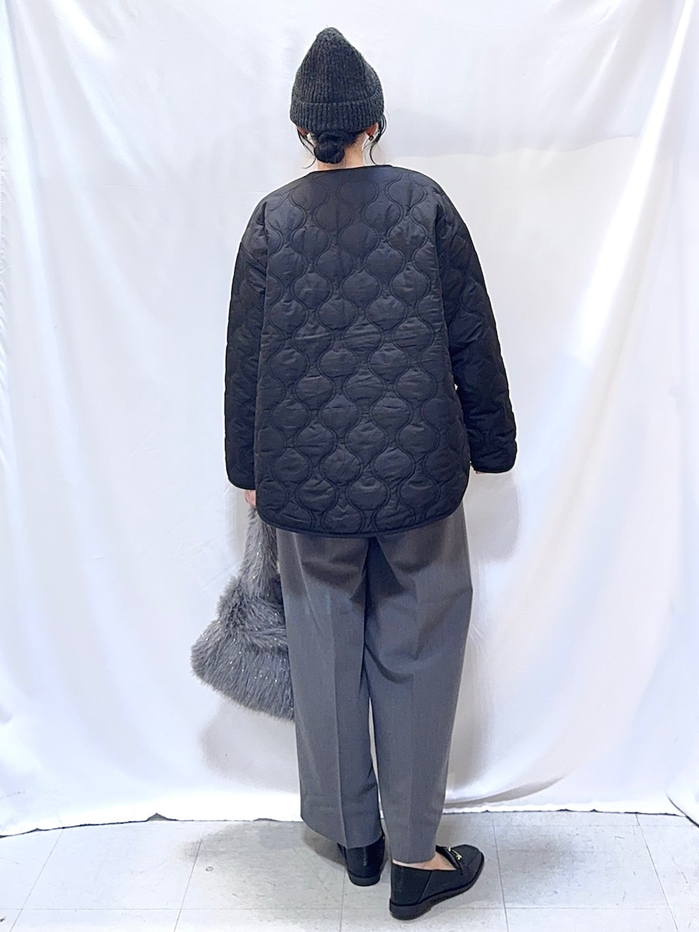 ブラック系のその他シューズ、グレー系のトートバッグ、グレー系のその他パンツを着用したレディースの秋コーディネートの4枚目の写真