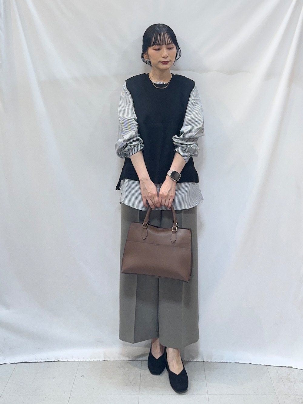 ベージュ系のその他パンツ、ブラック系のパンプス、ブラウン系のトートバッグを着用したレディースの秋コーディネートの6枚目の写真