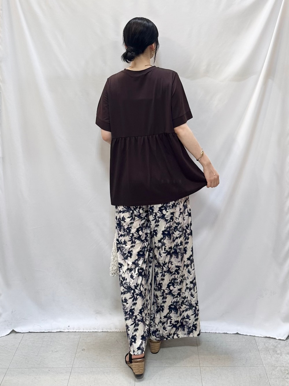 ブラウン系のTシャツ/カットソー、ブルー系のその他パンツ、ブラック系のサンダルを着用したレディースの夏コーディネートの5枚目の写真