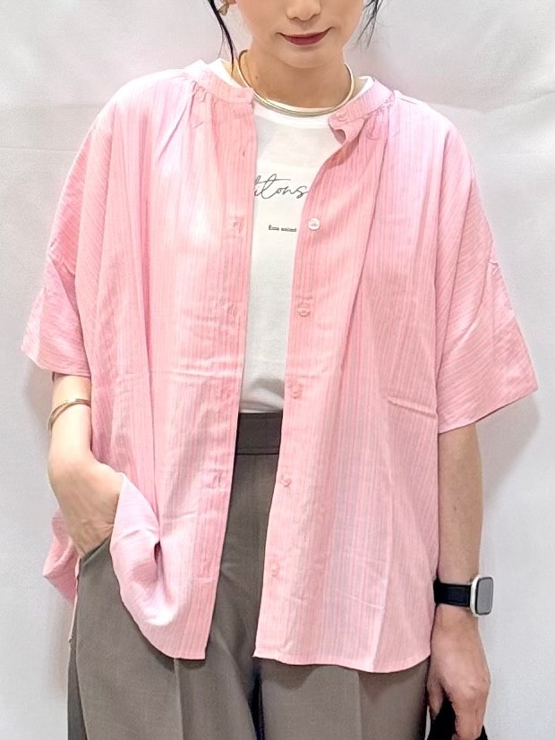 ピンク系のシャツ/ブラウス、ホワイト系のTシャツ/カットソー、ブラウン系のその他パンツを着用したレディースの夏コーディネートの8枚目の写真