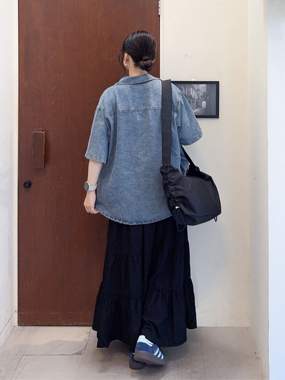 ブルー系のシャツ/ブラウス、ブルー系のTシャツ/カットソー、ブラック系のスカートを着用したレディースの夏コーディネートの4枚目の写真
