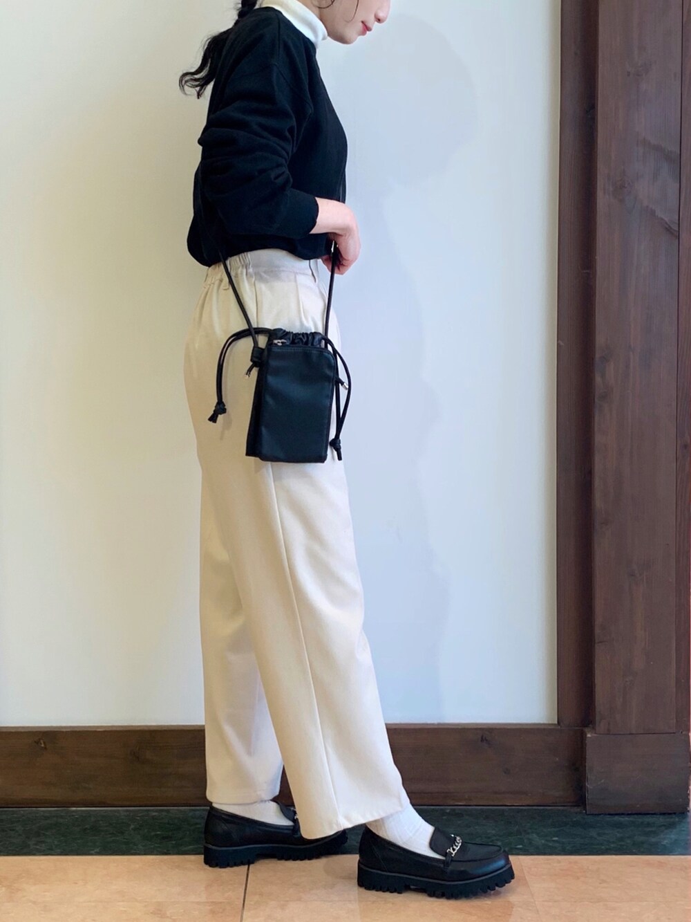 ホワイト系のニット/セーター、ブラック系のスウェット、ホワイト系のその他パンツを着用したレディースの冬コーディネートの2枚目の写真