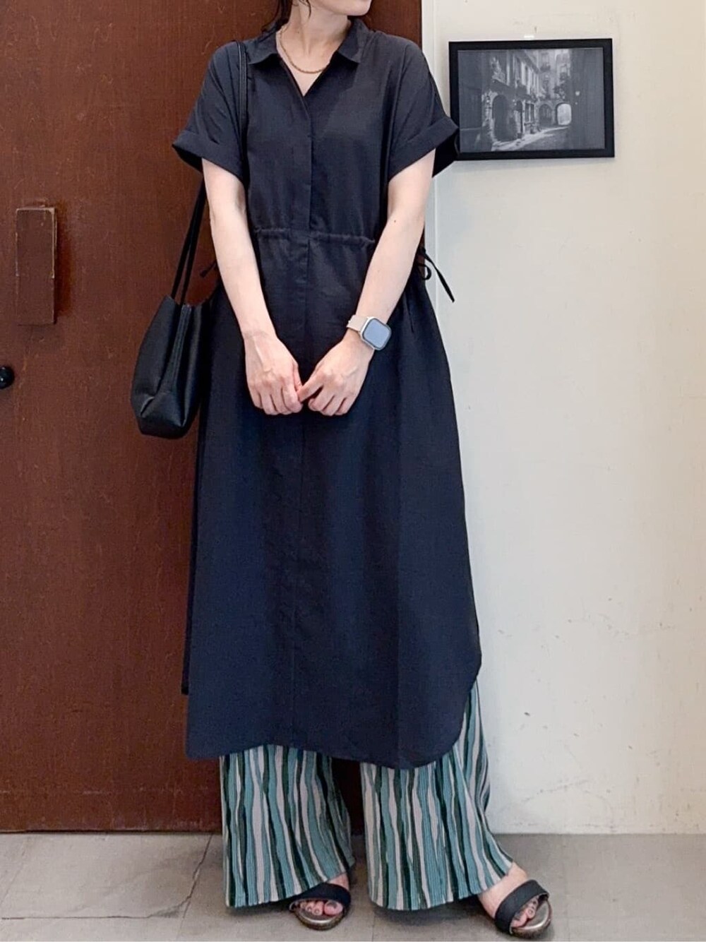 グレー系のワンピース、グリーン系のその他パンツ、ブラック系のサンダルを着用したレディースの夏コーディネートの4枚目の写真