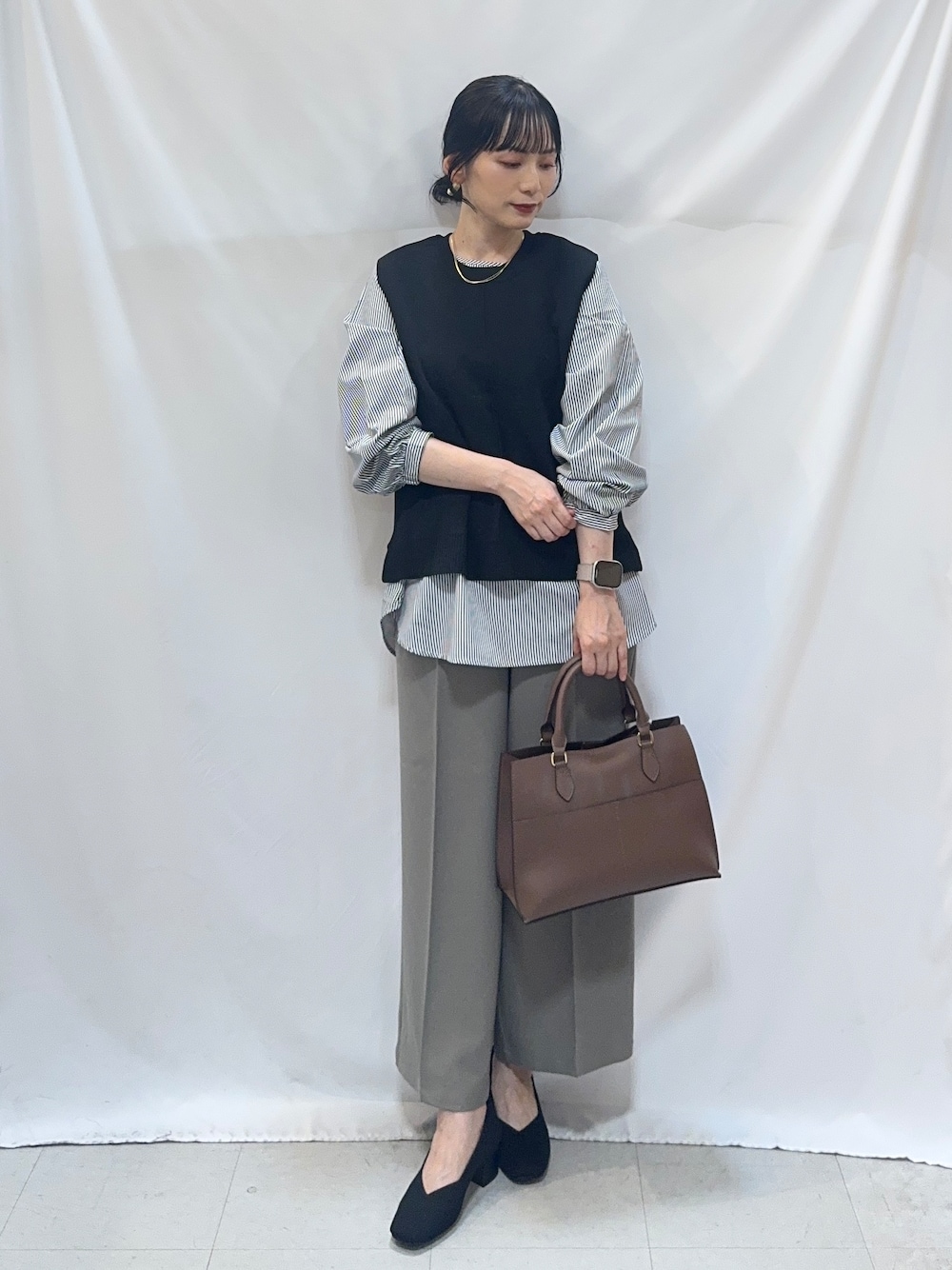ベージュ系のその他パンツ、ブラック系のパンプス、ブラウン系のトートバッグを着用したレディースの秋コーディネートの4枚目の写真