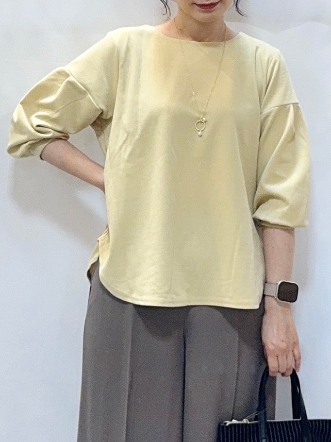 ブラウン系のその他パンツ、ブラック系のパンプス、ブラック系のバックパック/リュックを着用したレディースの秋コーディネートの5枚目の写真