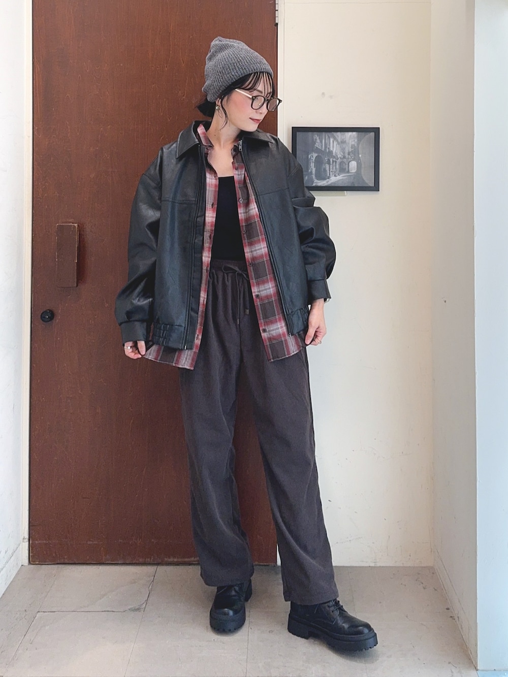 ブラック系のブルゾン、レッド系のシャツ/ブラウス、グレー系のその他パンツを着用したレディースの秋コーディネートの2枚目の写真