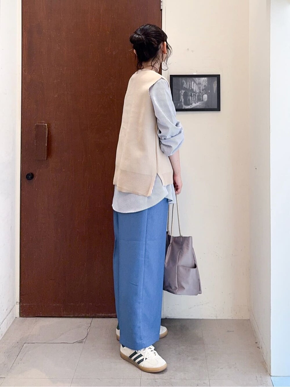 ベージュ系のその他トップス、ブルー系のその他パンツ、ベージュ系のトートバッグを着用したレディースの春コーディネートの3枚目の写真