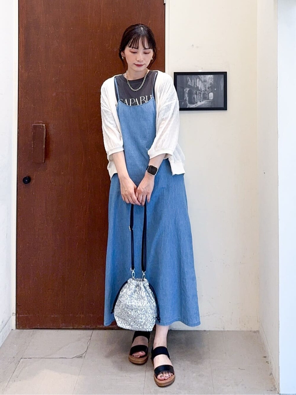ホワイト系のカーディガン/ボレロ、ブルー系のワンピース、グレー系のTシャツ/カットソーを着用したレディースの夏コーディネートの3枚目の写真