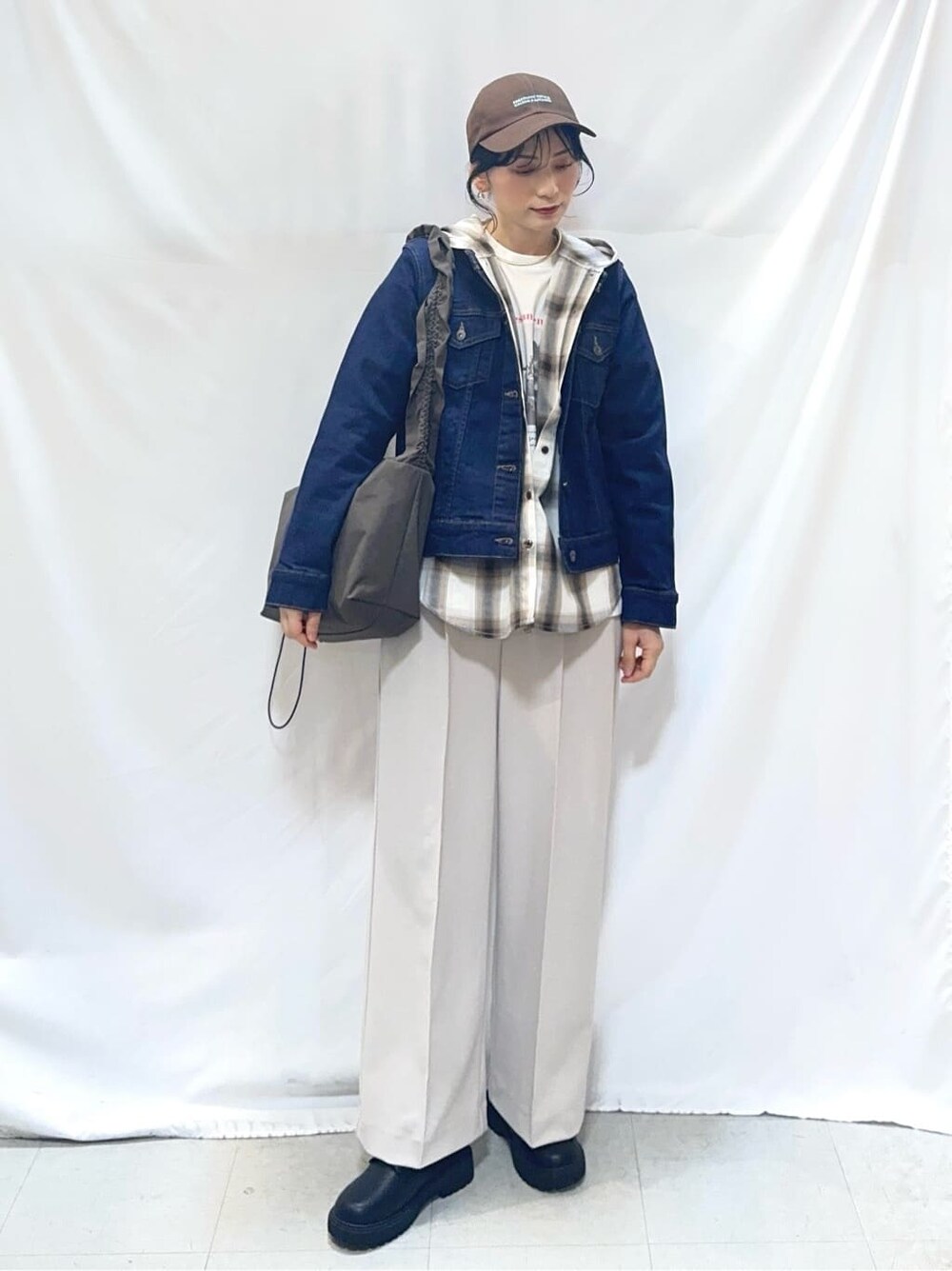 ブルー系のデニムジャケット、ホワイト系のシャツ/ブラウス、ホワイト系のTシャツ/カットソーを着用したレディースの冬コーディネートの2枚目の写真