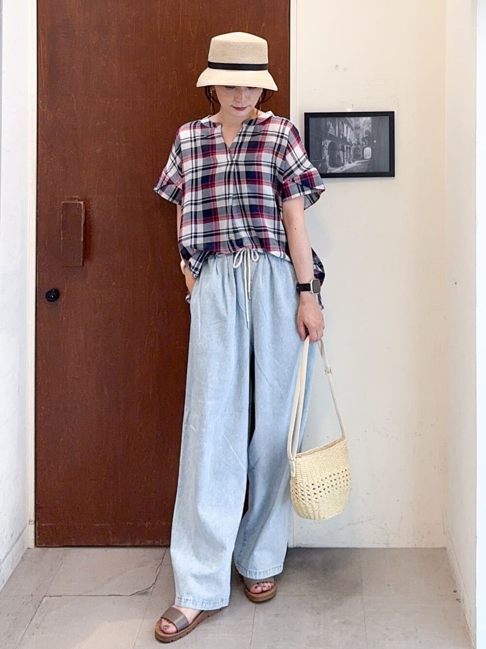 レッド系のシャツ/ブラウス、ブルー系のその他パンツ、ベージュ系のサンダルを着用したレディースの夏コーディネートの2枚目の写真
