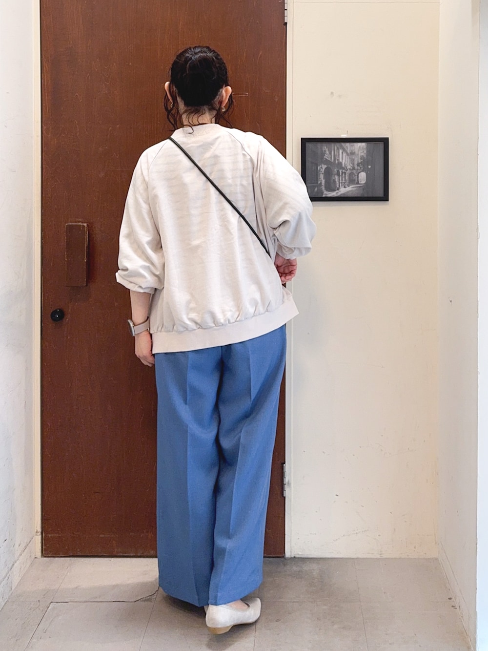 ホワイト系のブルゾン、ブラック系のTシャツ/カットソー、ブルー系のその他パンツを着用したレディースの春コーディネートの4枚目の写真