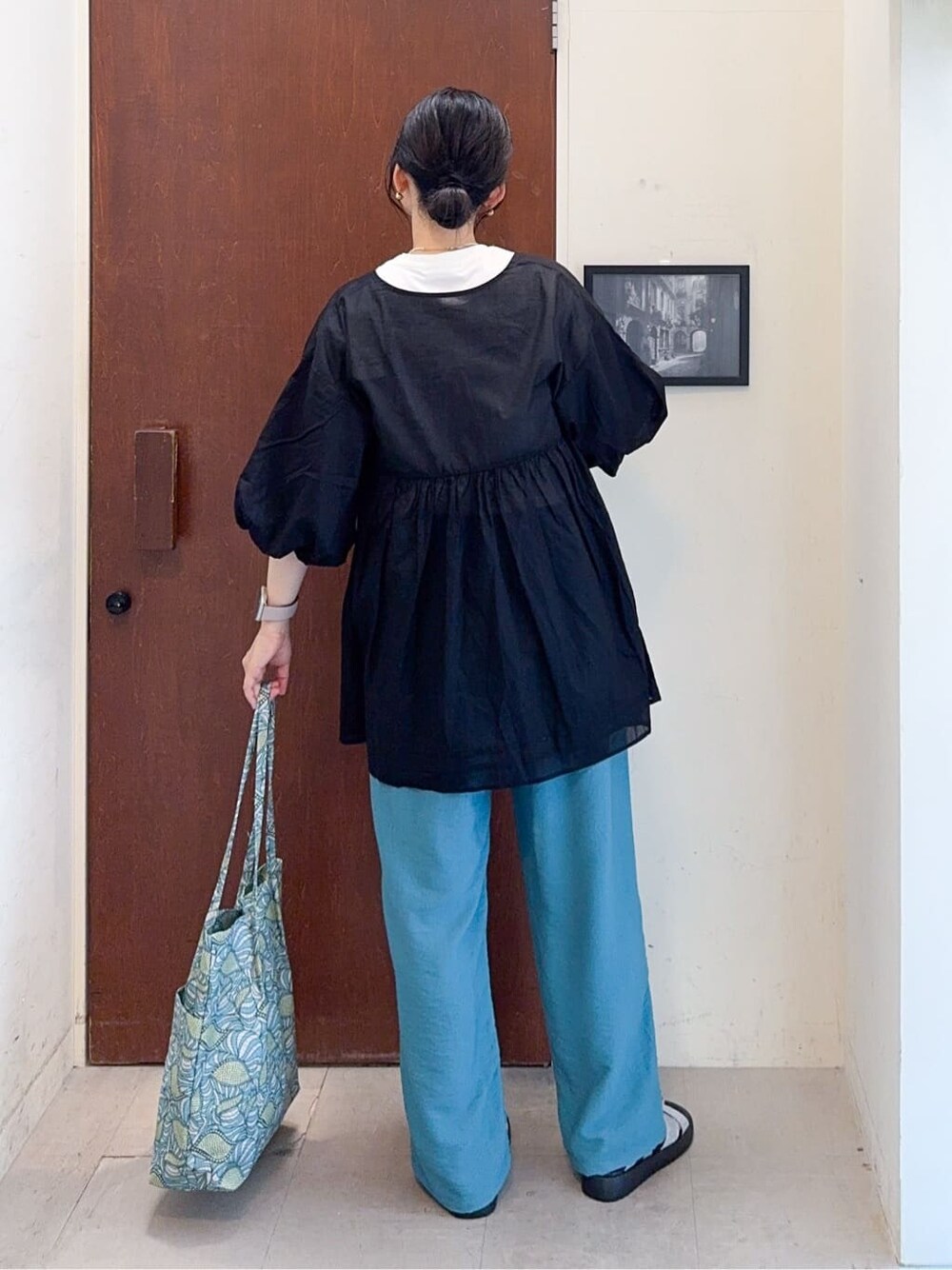 ブラック系のシャツ/ブラウス、ホワイト系のTシャツ/カットソー、グリーン系のその他パンツを着用したレディースの夏コーディネートの4枚目の写真