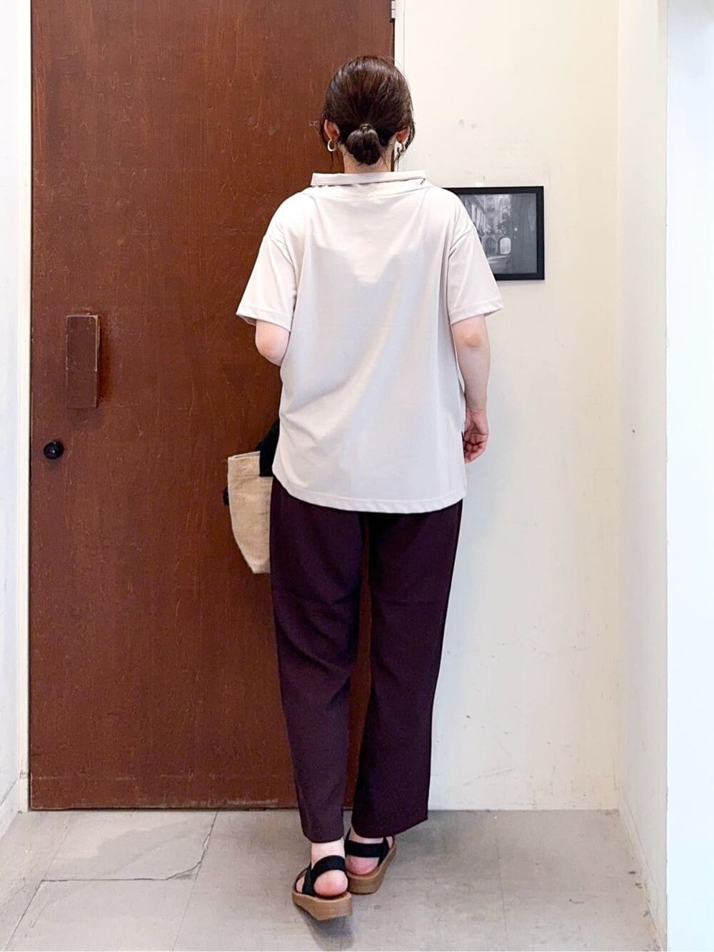 ベージュ系のTシャツ/カットソー、ブラウン系のその他パンツ、ブラック系のサンダルを着用したレディースの夏コーディネートの4枚目の写真