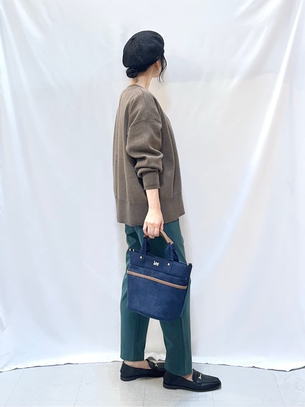 ブラウン系のカーディガン/ボレロ、ベージュ系のTシャツ/カットソー、グリーン系のその他パンツを着用したレディースの秋コーディネートの3枚目の写真
