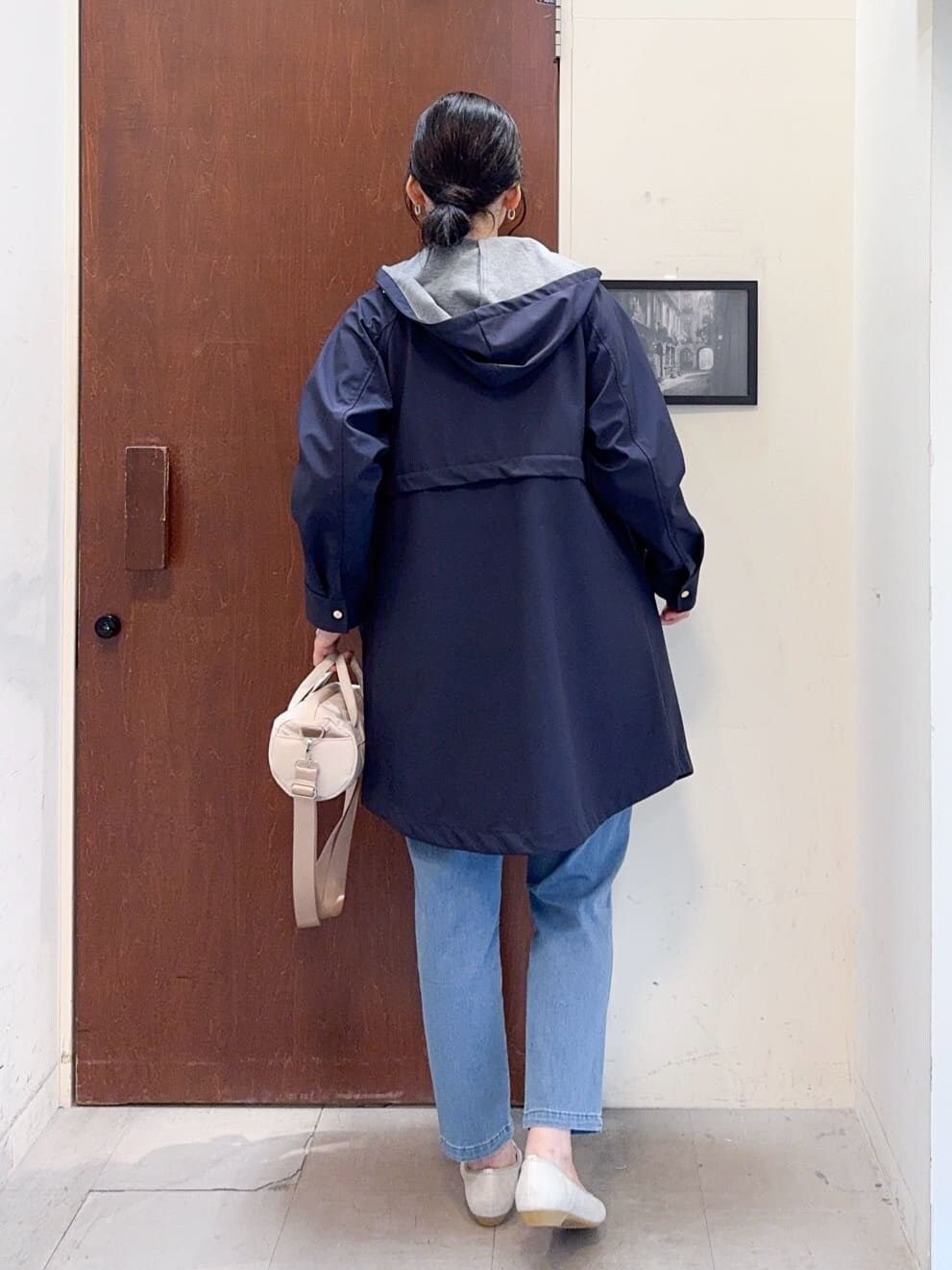 ブルー系のその他アウター、ブラック系のTシャツ/カットソー、ブルー系のその他パンツを着用したレディースの春コーディネートの4枚目の写真