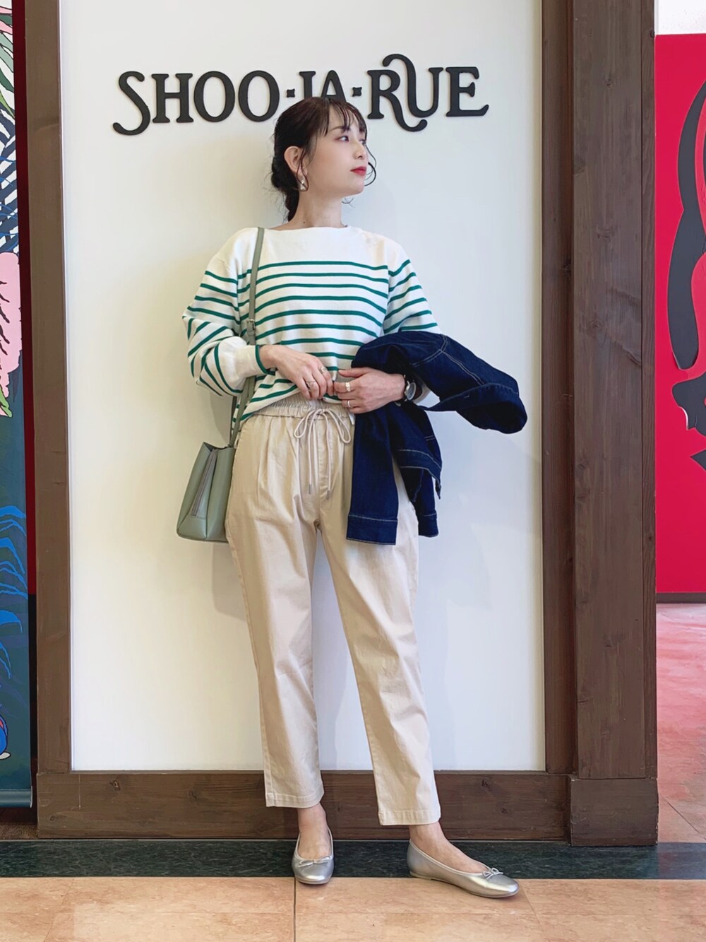 グリーン系のニット/セーター、ブルー系のデニムジャケット、ホワイト系のその他パンツを着用したレディースの冬コーディネートの2枚目の写真