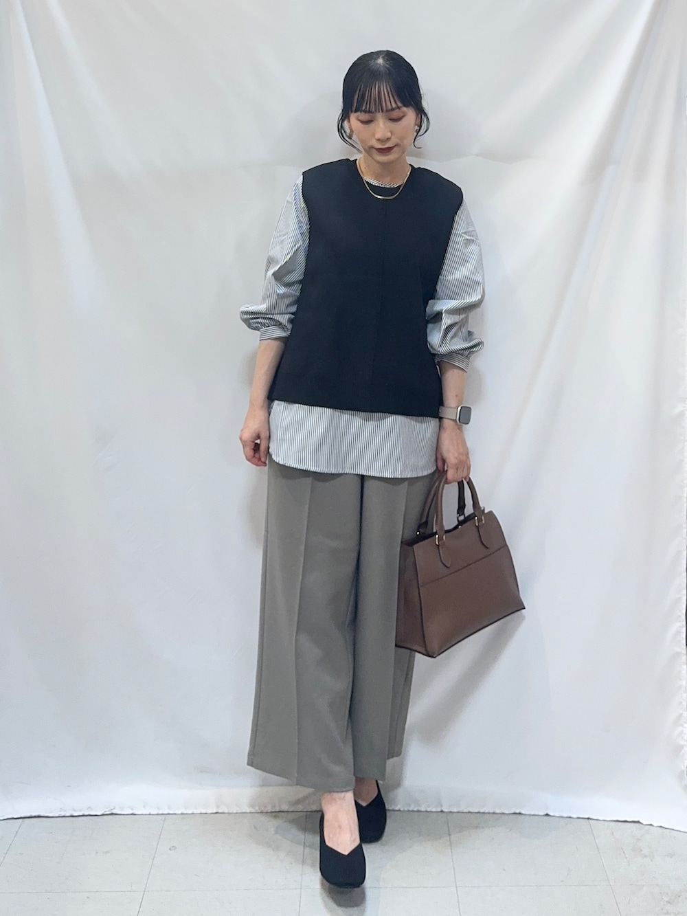 ベージュ系のその他パンツ、ブラック系のパンプス、ブラウン系のトートバッグを着用したレディースの秋コーディネートの5枚目の写真