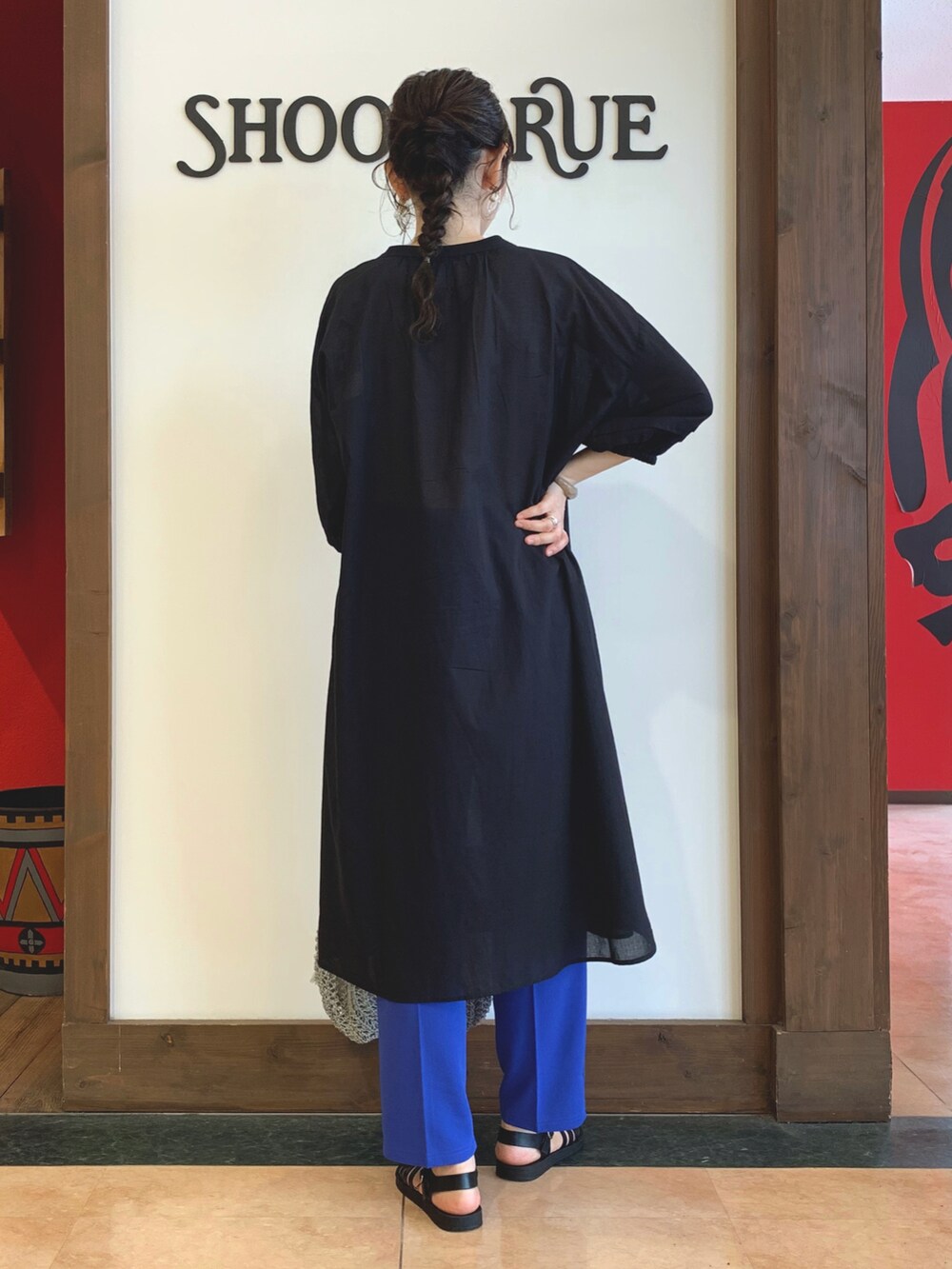 ブラック系のワンピース、ブルー系のその他パンツ、グレー系のトートバッグを着用したレディースの夏コーディネートの3枚目の写真