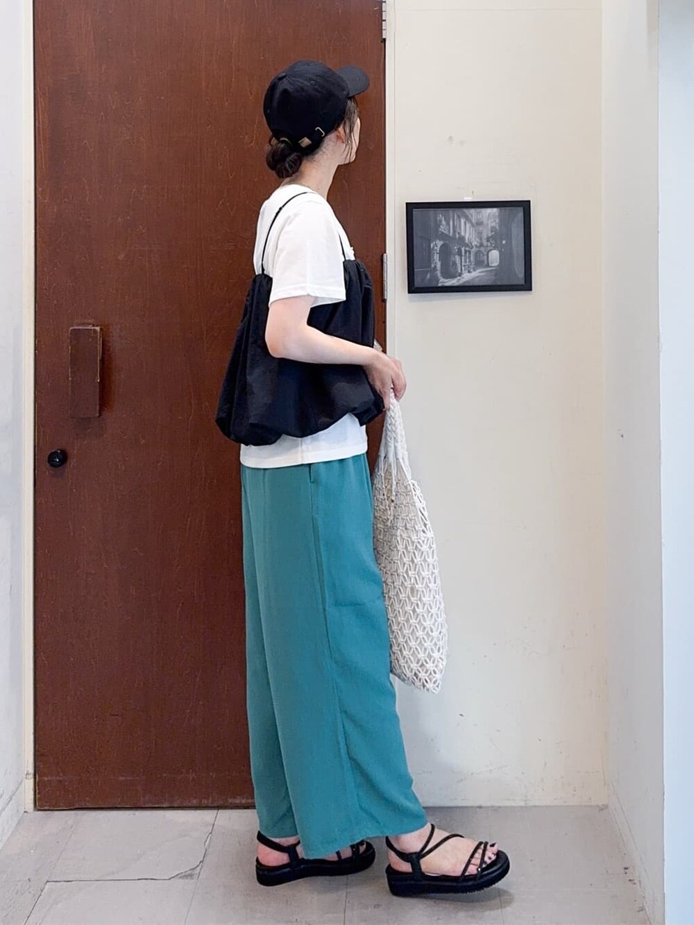 ブラック系のその他トップス、グリーン系のその他パンツ、ブラック系のサンダルを着用したレディースの夏コーディネートの3枚目の写真