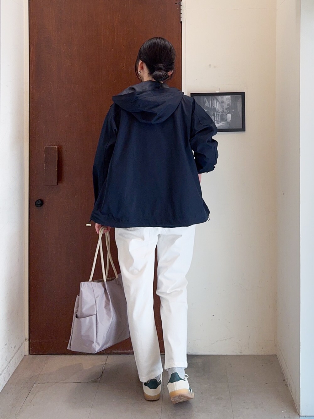 ブルー系のブルゾン、ブルー系のニット/セーター、ホワイト系のその他パンツを着用したレディースの春コーディネートの3枚目の写真