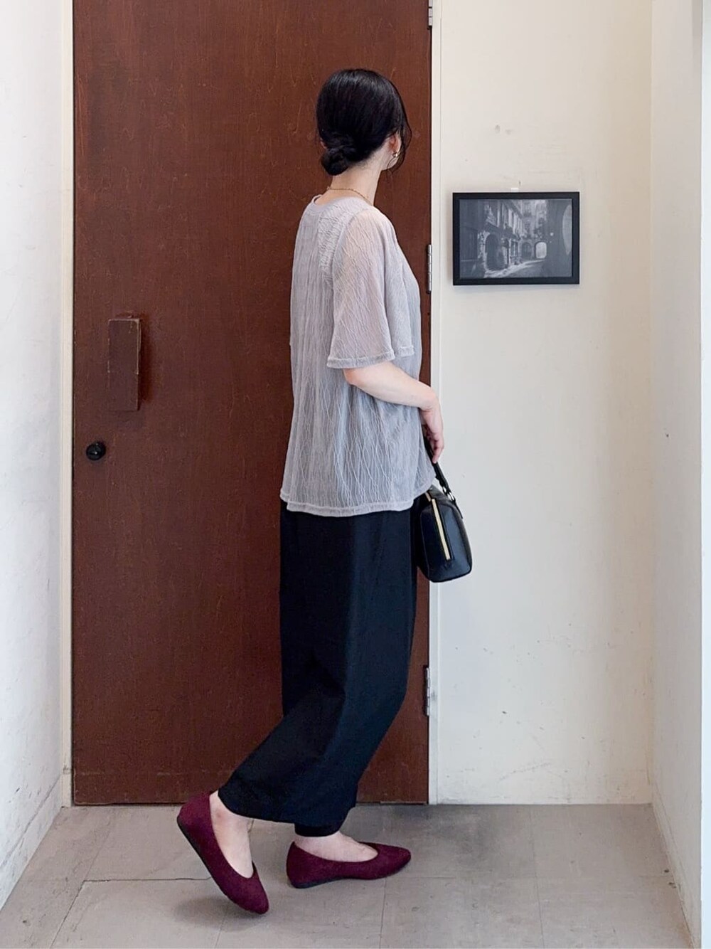 グレー系のTシャツ/カットソー、ブラック系のその他パンツ、レッド系のその他シューズを着用したレディースの秋コーディネートの6枚目の写真
