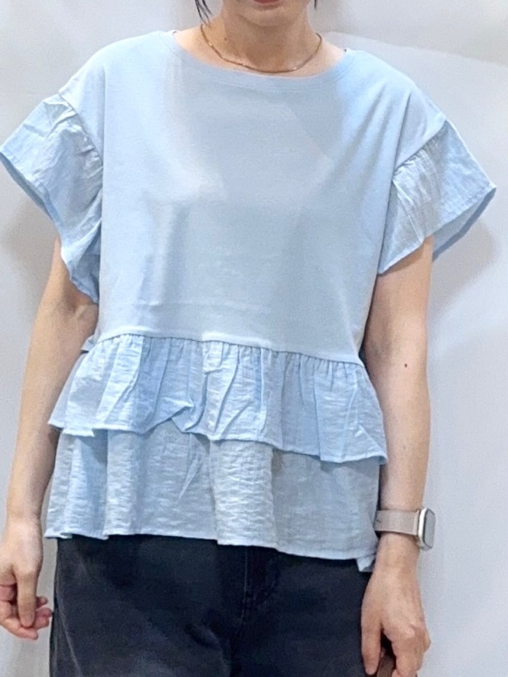 ブルー系のTシャツ/カットソー、ブラック系のその他パンツ、ブラック系のサンダルを着用したレディースの夏コーディネートの5枚目の写真