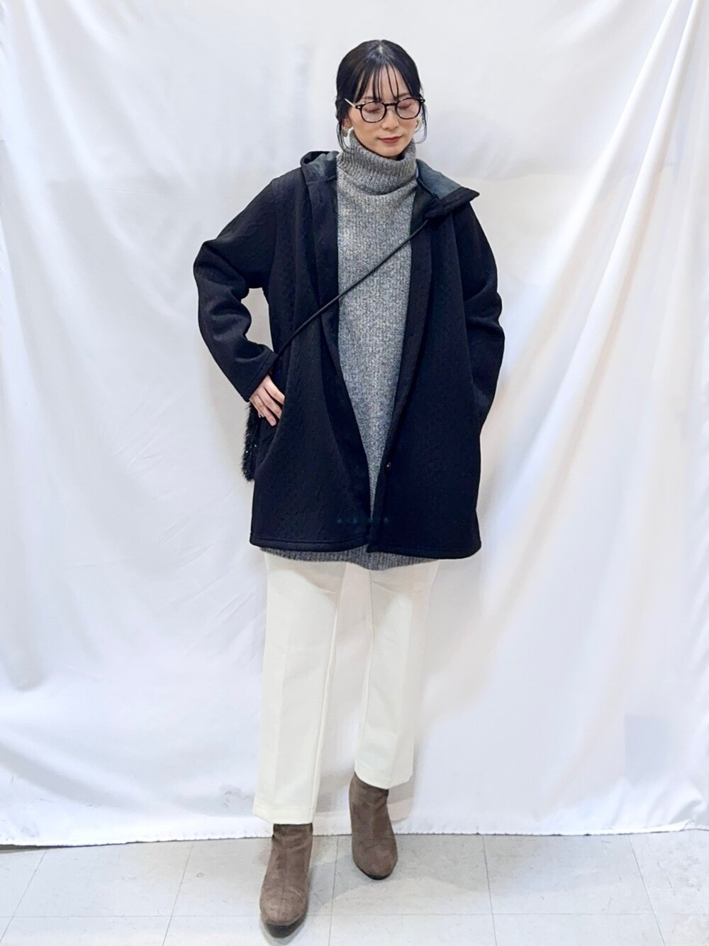 ブラック系のカーディガン/ボレロ、グレー系のニット/セーター、ホワイト系のその他パンツを着用したレディースの冬コーディネートの2枚目の写真