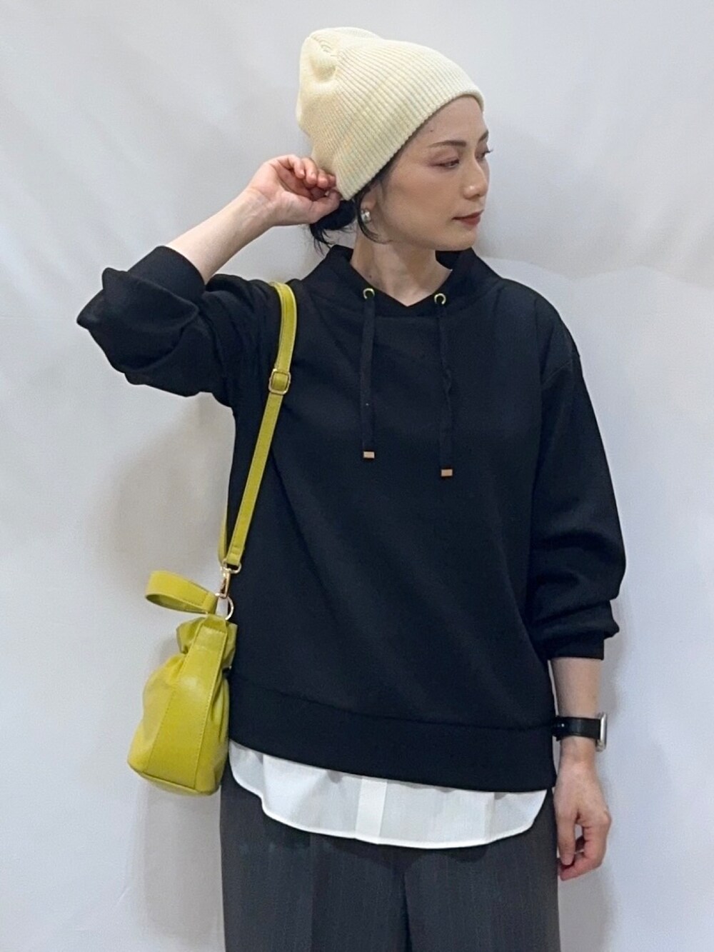 ブラック系のTシャツ/カットソー、ホワイト系のTシャツ/カットソー、グレー系のその他パンツを着用したレディースの秋コーディネートの6枚目の写真