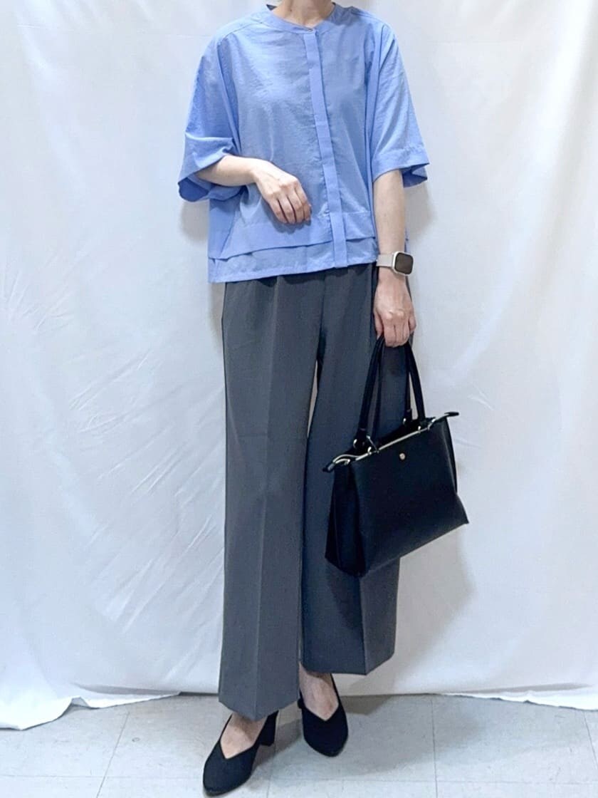 ブルー系のシャツ/ブラウス、グレー系のその他パンツ、ブラック系のパンプスを着用したレディースの秋コーディネートの5枚目の写真