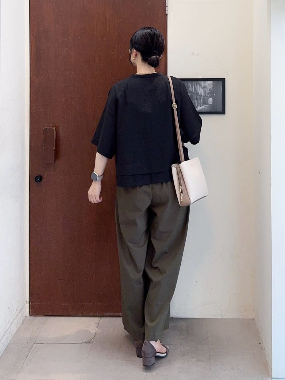 ブラック系のシャツ/ブラウス、ブラック系のTシャツ/カットソー、ベージュ系のサンダルを着用したレディースの夏コーディネートの5枚目の写真