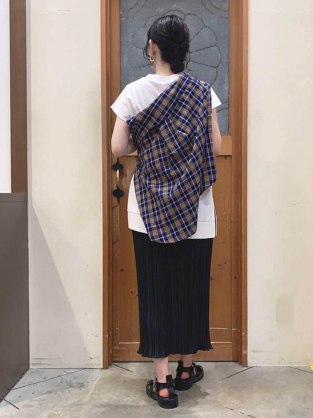 ブルー系のシャツ/ブラウス、ホワイト系のTシャツ/カットソー、ブラック系のスカートを着用したレディースの夏コーディネートの3枚目の写真