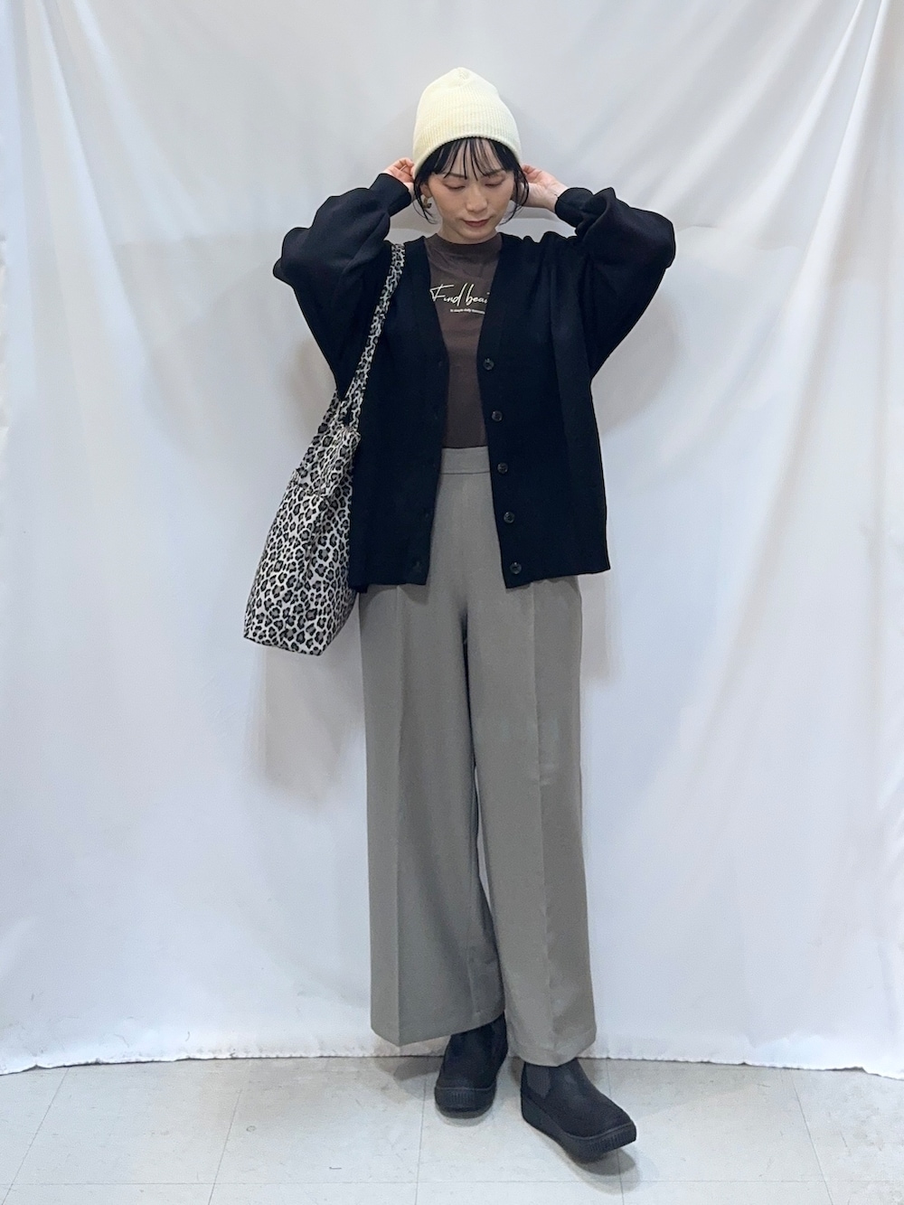 ブラウン系のTシャツ/カットソー、ベージュ系のその他パンツ、ブラック系のブーツを着用したレディースの秋コーディネートの4枚目の写真