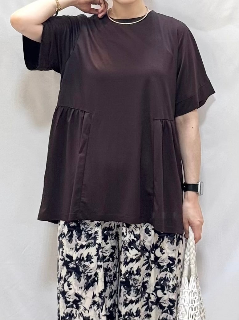 ブラウン系のTシャツ/カットソー、ブルー系のその他パンツ、ブラック系のサンダルを着用したレディースの夏コーディネートの7枚目の写真