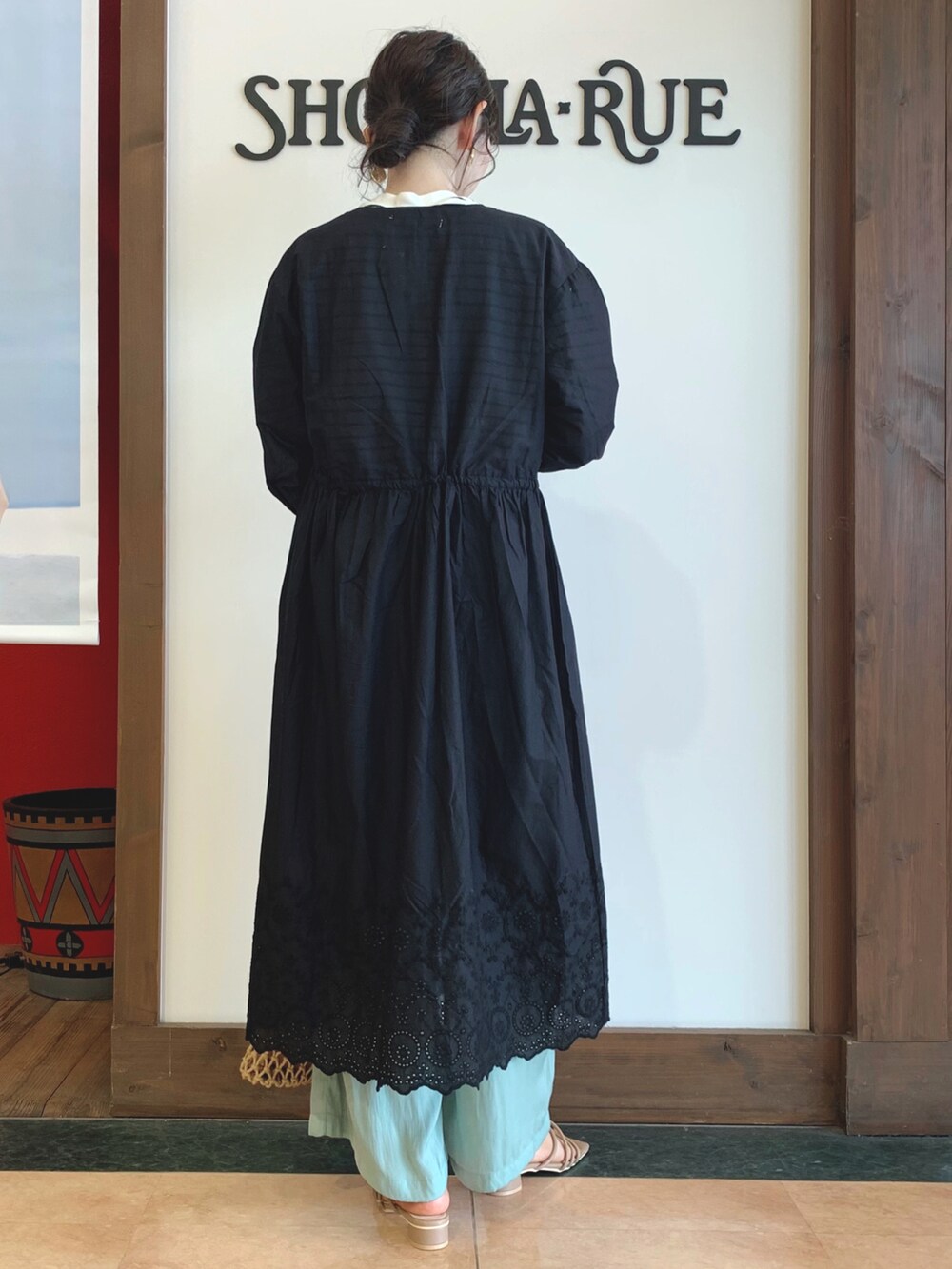 ブラック系のTシャツ/カットソー、ブラック系のワンピース、グリーン系のその他パンツを着用したレディースの春コーディネートの3枚目の写真