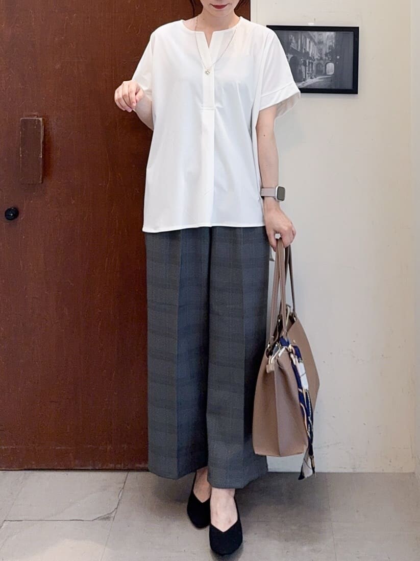 ホワイト系のTシャツ/カットソー、グレー系のその他パンツ、ブラック系のパンプスを着用したレディースの夏コーディネートの6枚目の写真